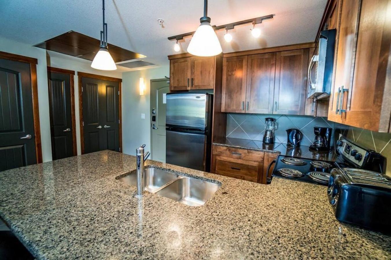 Spacious Penthouse Suite-King Beds-Pool & Hot Tub Canmore Exterior foto